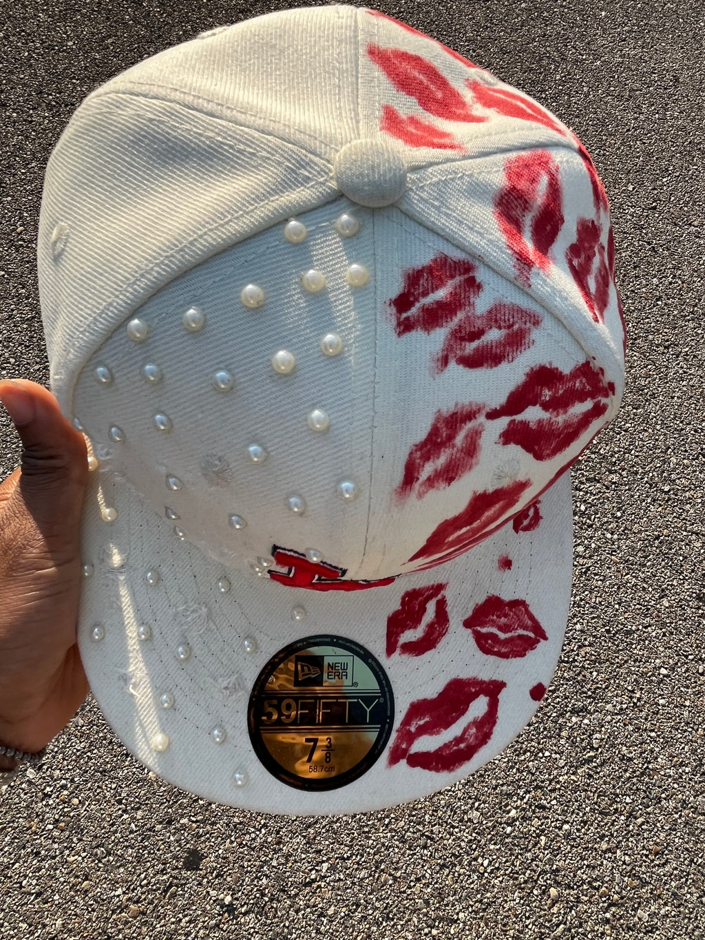L.A. White Pearls And Kiss Hat